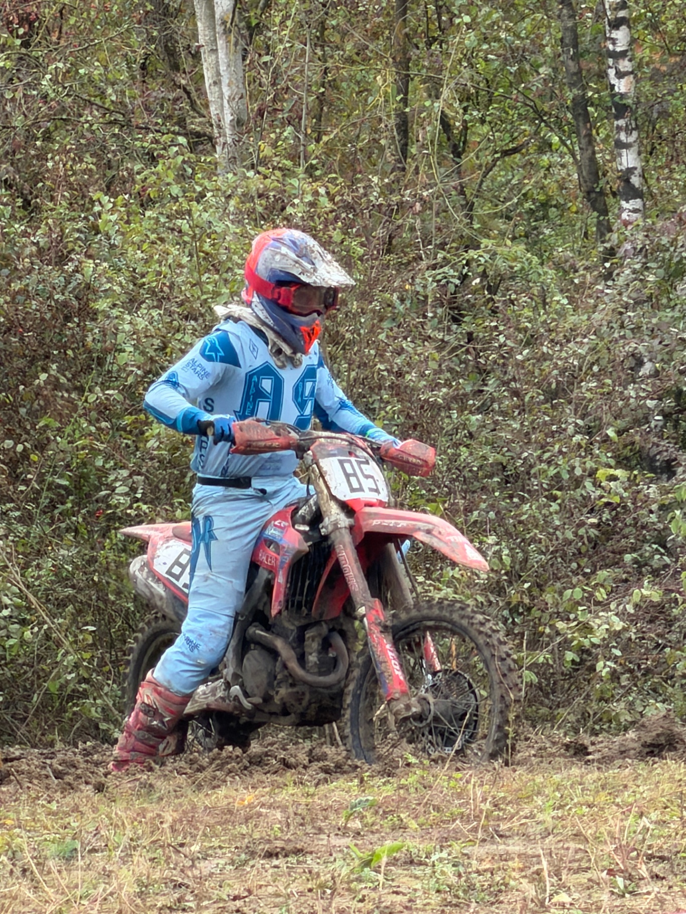Le pilote à l'arrêt en bord de piste après une manche