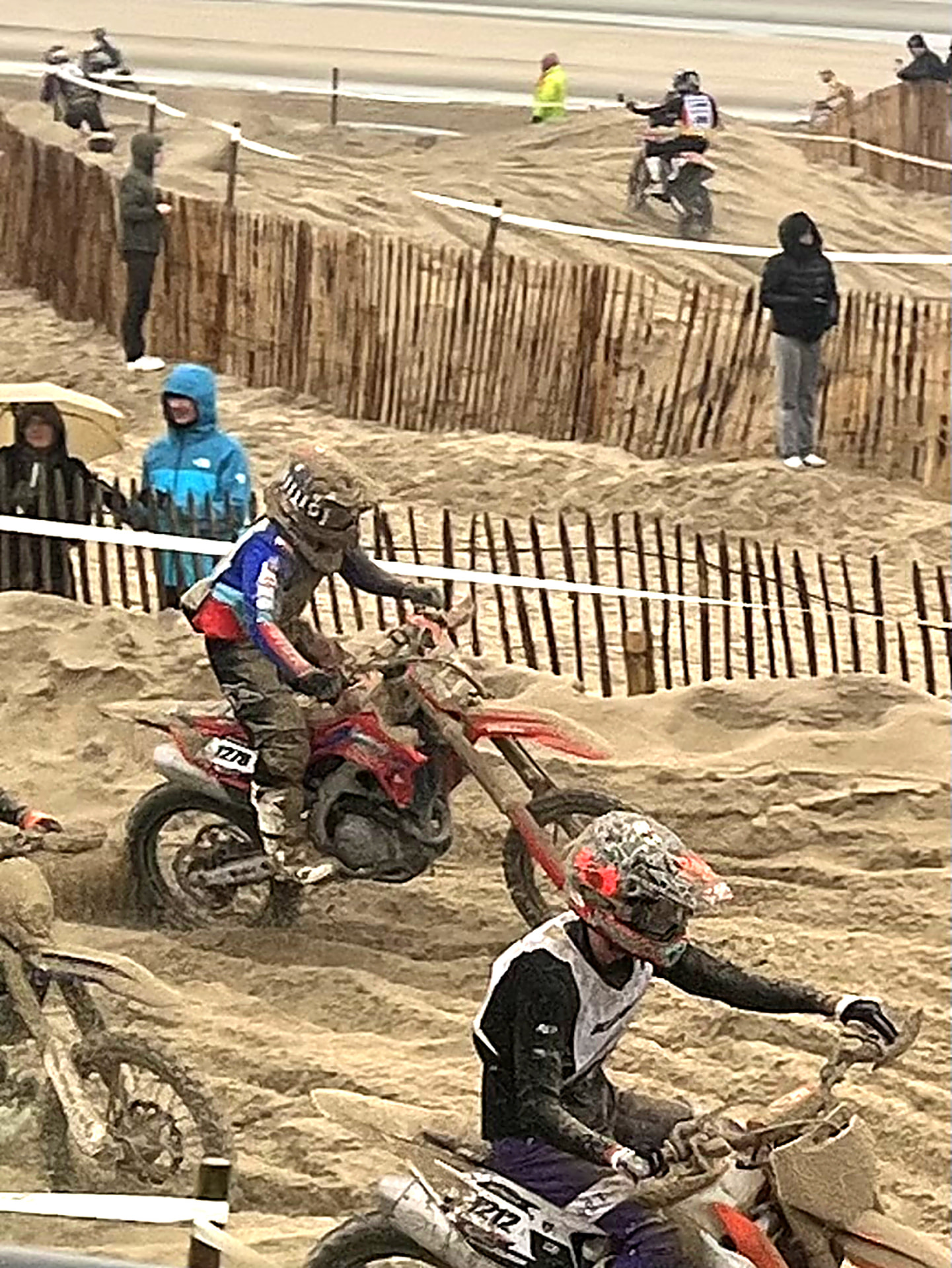 Dans le trafic, entre les ganivelles : le sable défoncé par trois heures de course.