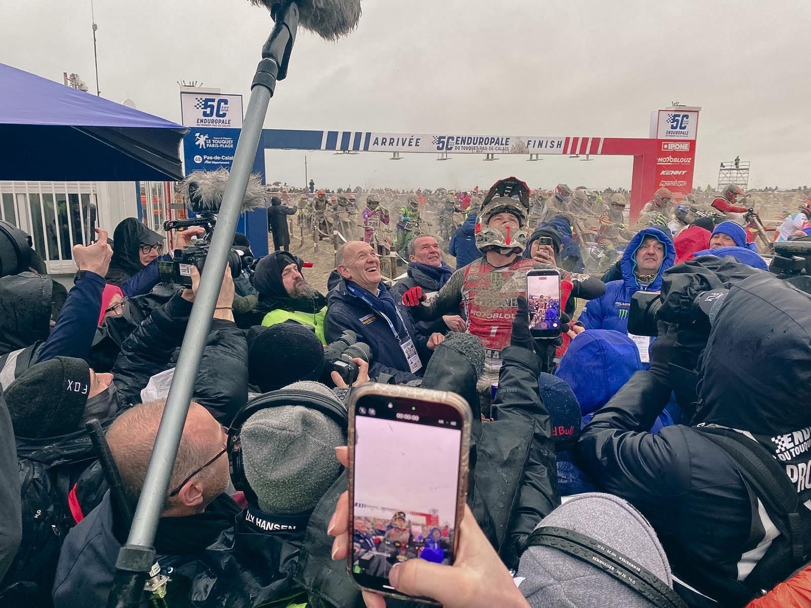 L'arrivée, les caméras, et un pilote qui vient de finir la plus dure des courses.
