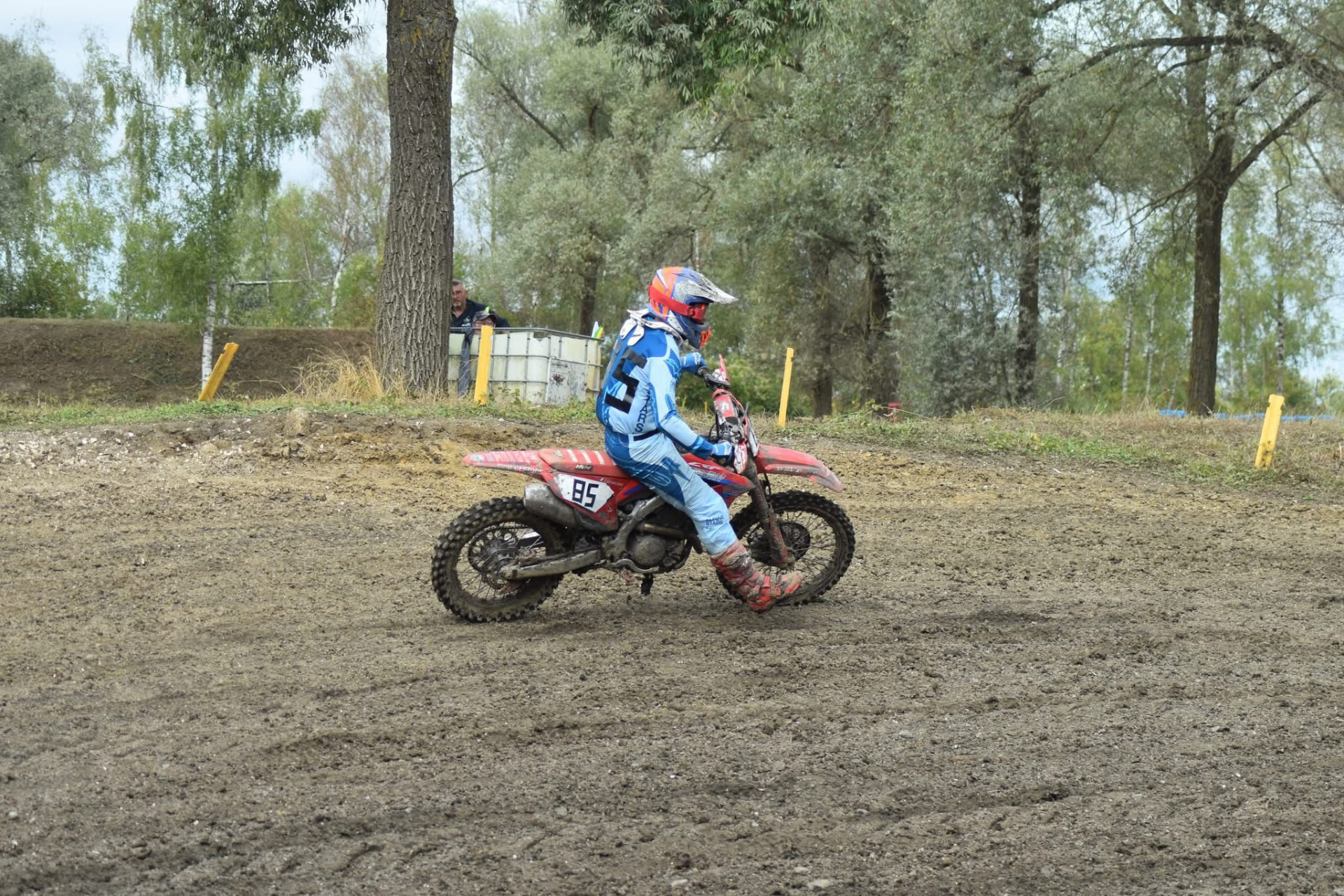 Baptiste en tenue bleue sur sa Honda numéro 85 dans un virage sec