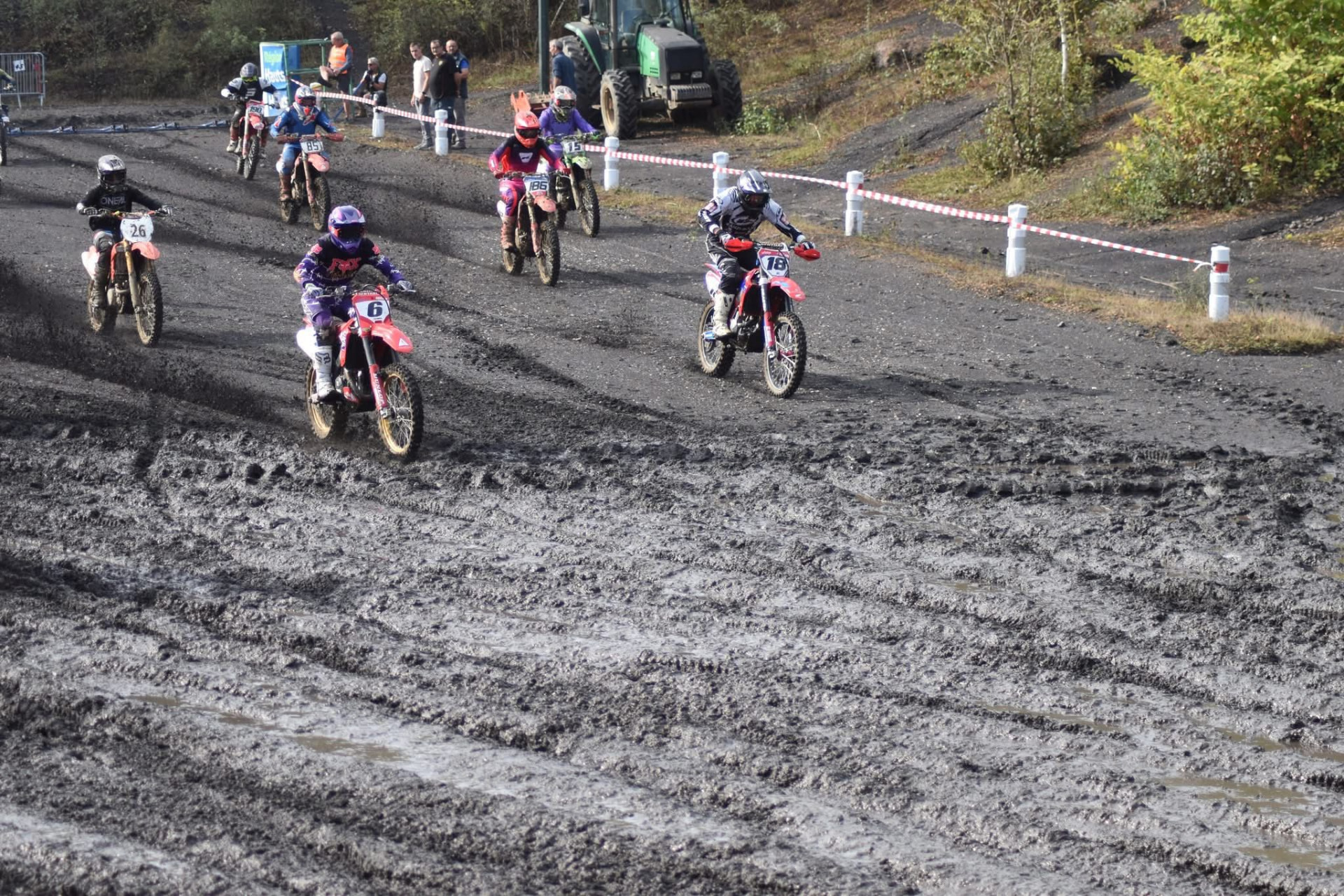 Un groupe de pilotes lancés sur la piste détrempée de Wingles
