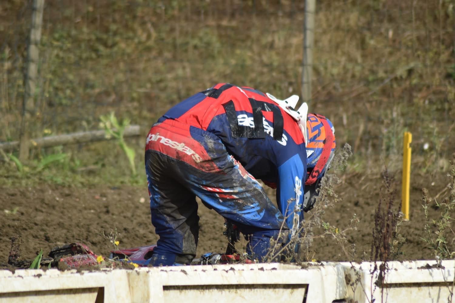 Baptiste penché sur sa machine pour la relever