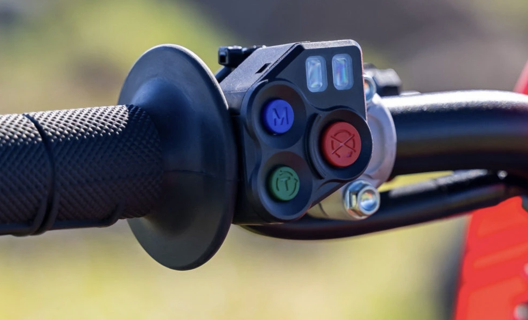 Commandes au guidon de la Honda CRF 250, boutons mapping, coupe-circuit et launch control