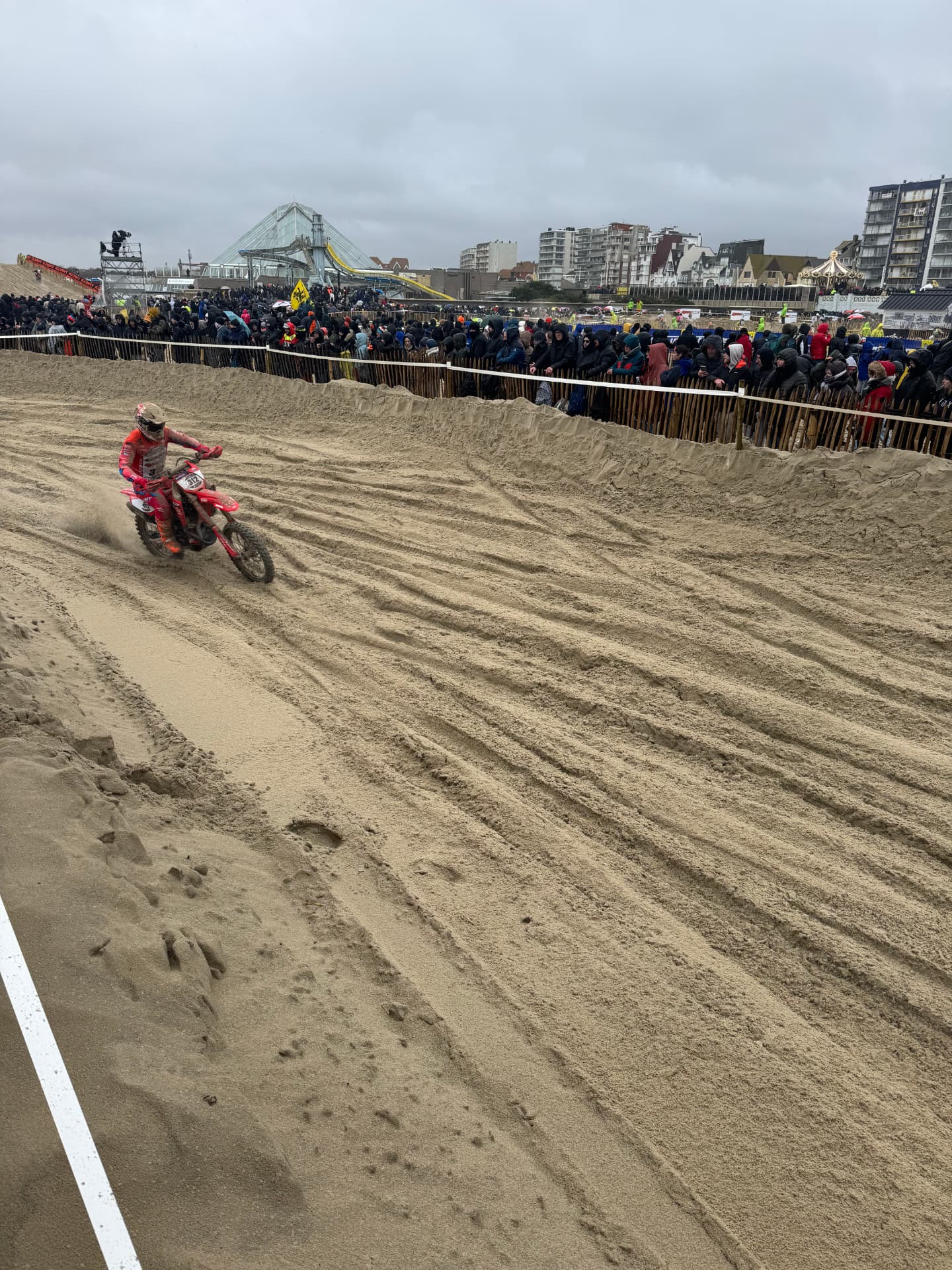 Un pilote dans le sable de la plage du Touquet
