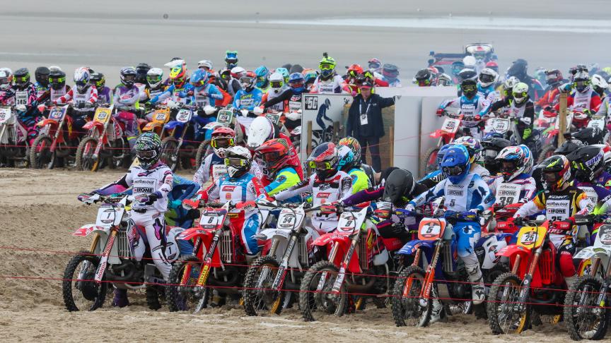 Grille de départ de l'Enduropale du Touquet, des centaines de motos alignées sur le sable